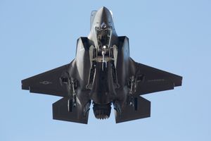 F-35B는 덕트 팬을 사용하며 후방 배기 가스를 아래로 향하게 한다.
