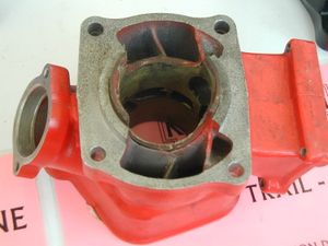 5포트·루프식 스캐빈지 실린더를 크랭크 케이스 측에서 촬영한 사진. 왼쪽에서부터 배기, 주 스캐빈지, 부 스캐빈지, 흡기 순서이다. 흡기 포트보다 실린더 헤드 쪽에 홈이 파여져 있어 흡기 포트가 스캐빈지 포트를 겸하는 7포트·토크 인덕션 방식이라고도 해석할 수 있다.