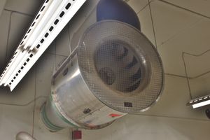 덕트를 통해 건물 외부로 배출되는 외부 모터 벨트 구동 인라인 원심 팬.