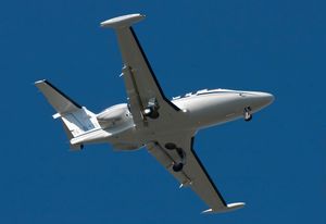 직선익과 접이식 랜딩 기어 웰을 보여주는 하단에서 본 모습