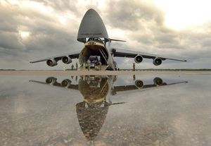 조지아주 부시 필드에서 화물을 싣고 있는 C-5 갤럭시