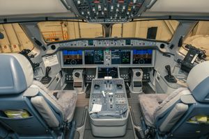 사이드 스틱 조종간이 있는 에어버스 A220의 조종석