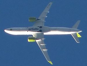 에어버스 A220-300의 평면도. 노출된 휠 웰과 적당한 날개 후퇴각을 보여준다.