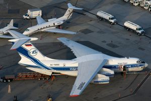 Il-76은 고익기 화물 수송기로, 4발 제트 여객기와 T자형 꼬리를 갖추고 있다.