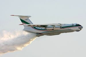 이란의 이란 혁명수비대 소속 Ilyushin Il-76(일리우신 Il-76TD)이 에어쇼에서 공중 소방 시범을 보이고 있다.