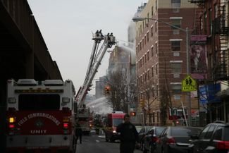 화염과 싸우는 소방관들