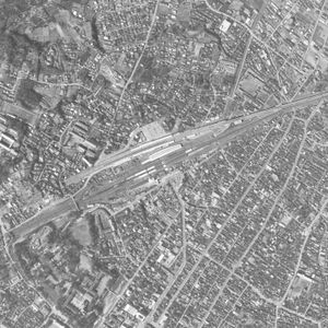 역 주변 흑백 항공 사진(1967년 3월). 북(위)에서 신칸센, 오다큐선, JR 재래선.국토교통성 국토지리원 [https://mapps.gsi.go.jp/ 지도·항공 사진 열람 서비스]의 항공 사진을 기반으로 작성