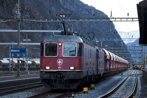 SBB Re 6-6이 SBB Re 4-4을 이끌고 비아스카역 통과