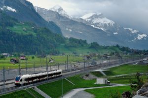 고트하르트 베이스 터널 북쪽 입구 위를 지나가는 열차