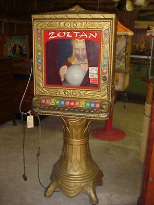 게임룸 쇼에 있는 졸탄 점술가