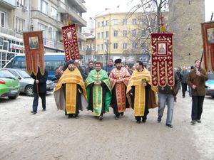 불가리아 정교회의 주현절 십자가 행렬이 가브로보에서 열리고 있다. 사제들이 얀트라 강에 나무 십자가를 던지면, 신자들은 얼음물에 뛰어들어 십자가를 "구출"한다.