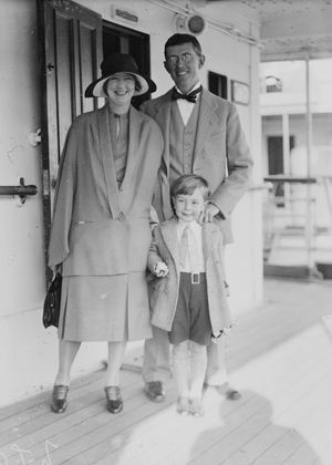 1926년 에바트와 그의 아내 메리, 아들 피터