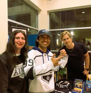 그렉 세스테로가 2024년 더 룸 심야 상영회 전에 팬들과 함께 포즈를 취하고 있다