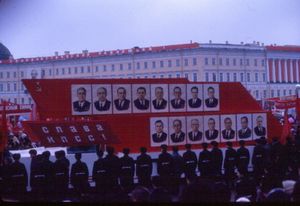 1976년 11월 7일, 레닌그라드에서 10월 혁명 기념 시위에 참석한 소련 정치국 위원들의 초상화