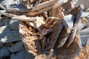 북마케도니아 카틀라노보 온천으로 열수를 공급하는 배관에 형성된 석회