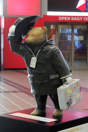 메이슨의 패딩턴 베어 조각상—"Wish You Were Here" 테마—런던 O2 아레나 외부, NSPCC 기금 마련을 위해 경매에 부쳐짐