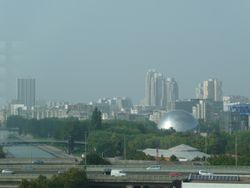 구형 건축물은 라 제오드, 라 빌레트 공원