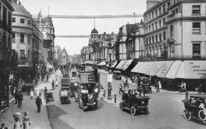 Vigo Street와 Glasshouse Street 교차로에서 북쪽을 바라본 모습