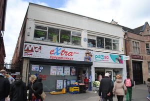 라이브 앨범의 일부가 녹음된 Mothers Club의 부지(1969년 4월 27일, 콘서트 50주년 기념일에 촬영, 버밍엄의 얼딩턴 교외에 있는 상점 위에 위치)와 공연장을 기념하는 파란색 명판을 참고하세요.