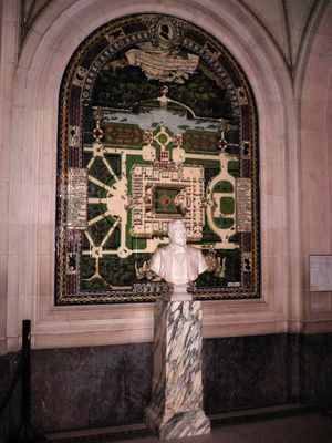 평화궁 내 카네기의 조각상. 배경은 평화궁의 최초 설계도