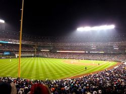 야간에 매진된 쿠어스 필드