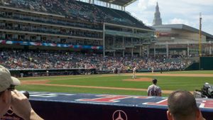 2011년 로워 데크에서 본 모습으로, 로켓 모기지 필드하우스와 터미널 타워가 배경으로 보인다.