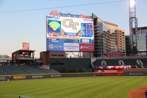 트루이스트 파크의 타자 시야. 전광판 아래에 상록수가 심어져 있다.