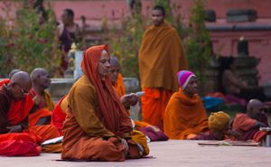 부다가야에서 명상하는 불교 승려