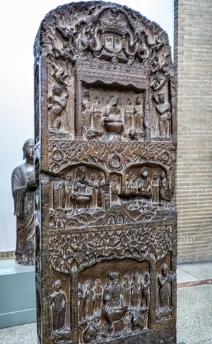 유마경과 법화경의 장면을 포함하는 북제(550–577)의 봉납 석비. 중국 허베이성에서 발견. 펜실베이니아 대학교 고고학·인류학 박물관 전시.