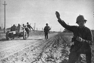 25사단 대전차 소대장 바실리 가브릴로비치 카바넨코 중위가 1941년 8월 전차 공격을 격퇴하면서 포병 부대에 명령을 내리고 있다