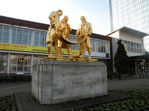 버밍엄 브로드 스트리트에 있는 1956년 동상인 볼턴, 와트, 머독. 동력의 SI 단위는 와트(W)이며, 일반적으로 kW로 표시되며, 마력 단위를 대체한다.