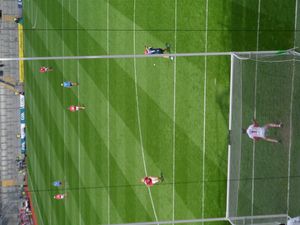 선수가 20미터 라인에서 페널티 퍽을 차는 모습