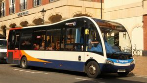 옥스퍼드셔 버스의 스트리트 브릿지(Bridge Street) B7 노선 (네이throp)