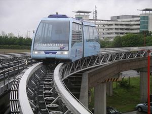 에어-레일 링크는 철도역과 공항을 연결하며, 궤도 및 도르래 시스템으로 운영된다.