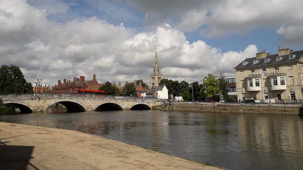 그레이트 우즈 강이 타운 브리지, 베드퍼드에서 세인트 폴 교회와 스완 호텔을 향해 흐르는 모습