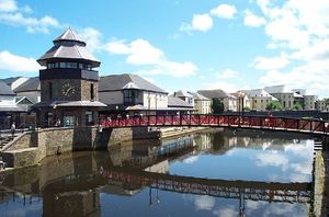 클레다우 강의 보행자 다리는 양쪽의 상점 접근성을 제공한다.