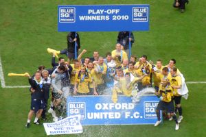 웸블리 스타디움에서 풋볼 컨퍼런스 플레이오프 우승을 자축하는 옥스퍼드 유나이티드 선수들