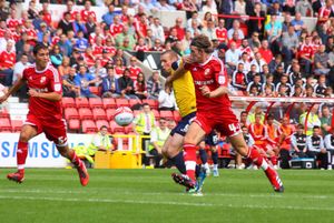 2011년 8월, A420 더비로 알려진 경기에서 라이벌 스윈던 타운과 경기하는 옥스퍼드 유나이티드