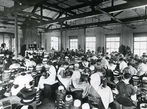 배터스비 모자 공장에서 일하는 모자 제조공