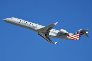 1992년에 봄바디어 CRJ-100으로 소개된 리저널 제트 제품군. 총 1,945대의 항공기가 2020년 생산 종료 시까지 제작되었다.