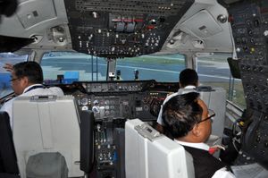 DC-10은 항공 기관사를 포함한 3명의 승무원으로 구성된 조종석을 갖추고 있다.