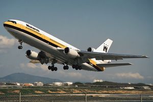 DC-10-30은 추가적인 중앙 랜딩 기어를 가지고 있다.