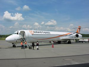 주기 중인 아이스랜드 익스프레스의 MD-90. 앞뒤 승강구가 열려 있으며, 내장된 계단이 펼쳐져 있다. 후부 승강구는 수직 꼬리 날개 하부에 있다.