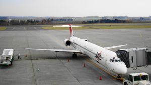 전방 승강구에는 보딩 브릿지도 연결 가능하다. 메만베쓰 공항에서.