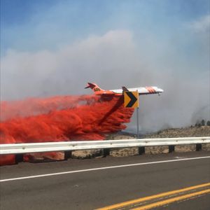 2018년 6월 오리건주 중부의 Boxcar 화재에 소화 지연제를 살포하는 EAT MD-87 공중 급유기.