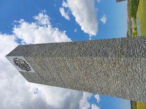 산자클라르 모스크의 첨탑에 새겨진 서예 탁비르