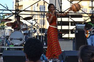 파투마타 디아와라 밴드가 월드 비트 뮤직 페스티벌에서 공연(2013년, 텍사스 오스틴).