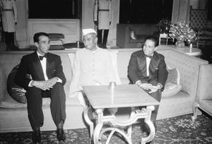 압둘 하피즈 카르다르(왼쪽)와 랄라 아마르나트(오른쪽)가 1952년 10월 16일 인도와 파키스탄 간의 첫 번째 테스트 경기를 치르는 날 프라사드(가운데)와 함께