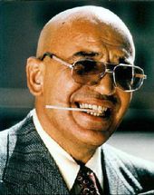 상징적인 롤리팝을 들고 있는 테오 코작 중위 역의 테리 사바라스.