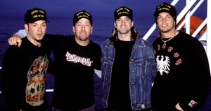 2002년 크리드. 왼쪽부터: 헤슬라, 필립스, 스탭, 트레몬티